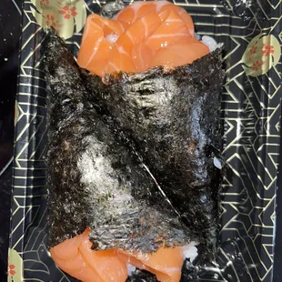 Salmon hand roll