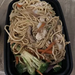 Pan fried noodles with chicken and vegetables