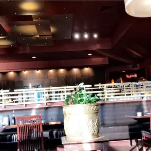 Clean, plenty of tables, and beautiful intimate setting. Tables and booth available