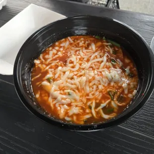 Spicy rice cakes with cheese