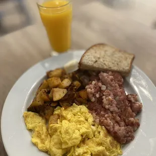 a plate of breakfast food
