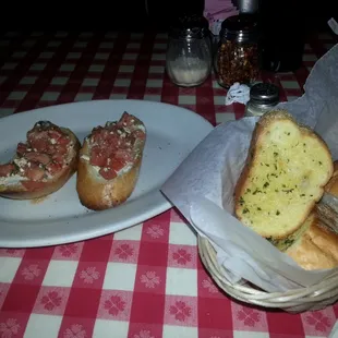 Gorganzola cheese bruchetta &amp; garlic bread.   Very good!