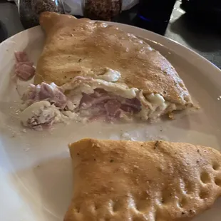 Calzone, with ham... lacking ricotta. If I wanted only mozzarella, I would&apos;ve ordered a Stromboli