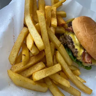 Bacon cheeseburger w/fries