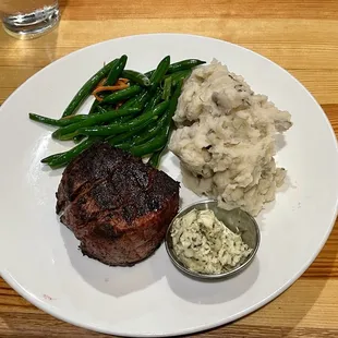 10 oz Filet Mignon dinner entree - served with mashed pot and side of veg, Bernaise Butter $3 extra
