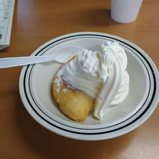 Peach pie with ice cream
