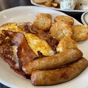 a plate of breakfast food