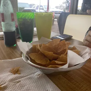 Chips with Salsa Coca mexicana &amp; horchata