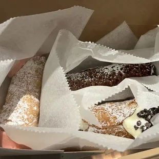 Cannolis.