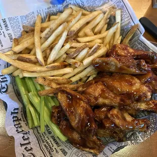 food, chicken wings and fried chicken