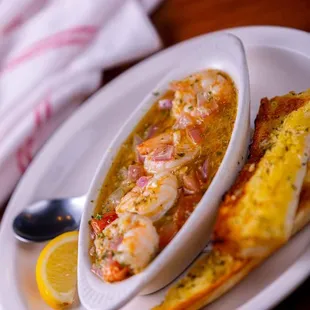 a plate of shrimp and bread