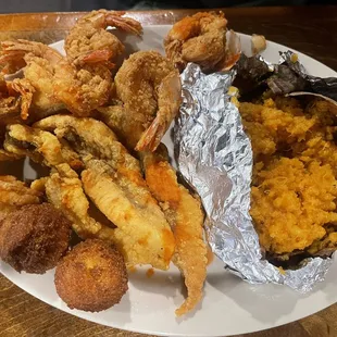 The seafood combo was a good bit of food !