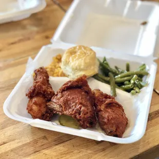 Fried dark chicken platter with green beans, mac&amp;cheese, biscuit