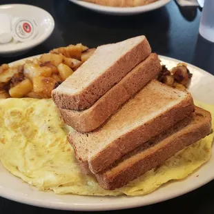 Omelette, home fries, and toast