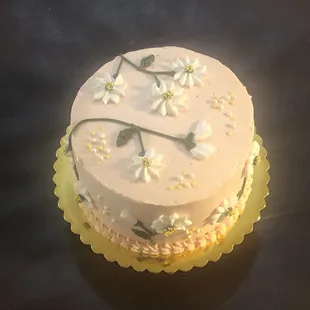 Daisy and vine simple cake done in royal icing