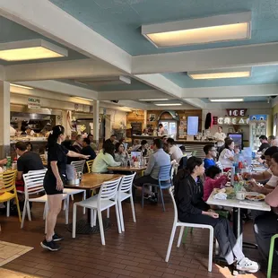 By 9 am the restaurant was packed!