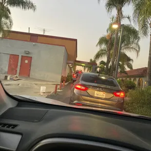 7:35 pm and the line is flowing!  Locals know, Mikes is THE PLACE