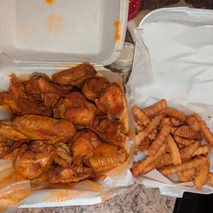 Mild party wings with fries