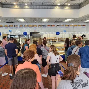 The long lines at Mike&apos;s. Cannoli menu on back wall.