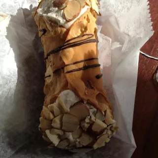 Amaretto Cannoli