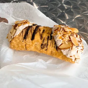 Amaretto Cannoli
