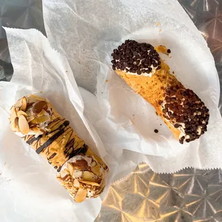 Amaretto cannoli