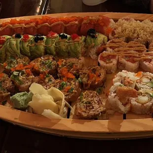 6 sushi rolls are served in a cool wooden boat