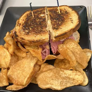 Reuben and chips