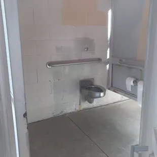 Looks like a great place to get robbed. Be ware of turd burglars.