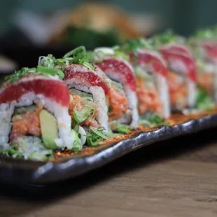 Tuna tataki roll  : @andrewloves_