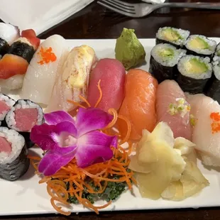 Sushi Deluxe Avocado Roll