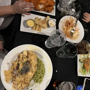 Tallarines verdes, wings, yuca