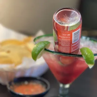 a margarita and chips