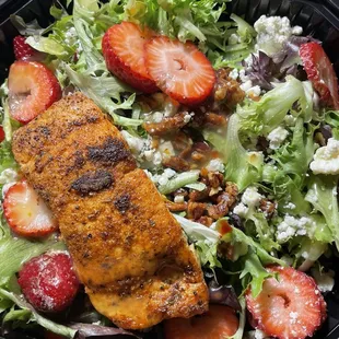 café salad with salmon