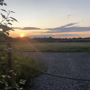 Pizza at sunset fo&apos; me!