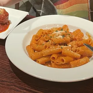 RIGATONI SALSA VODKA & SALSICCIA