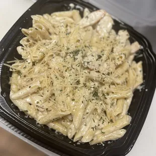 a plate of chicken alfredo