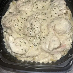 a dish of chicken and gravy