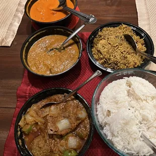 Butter Chicken(they need to improve the sauce), mutton biryani, Chicken Briyani, Shrimp Madras (Spicy..ok)