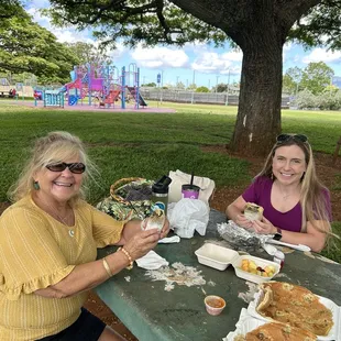 Nice day, nice park to hang out &amp; enjoy breakfast with friends!