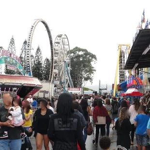 crowd at the Miliilani High School Carnival 2015
