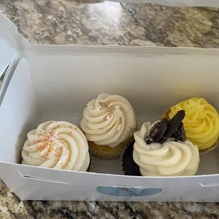 Small assortment (wedding cake, Oreo, lemon, and carrot)