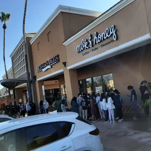 People lining out the door