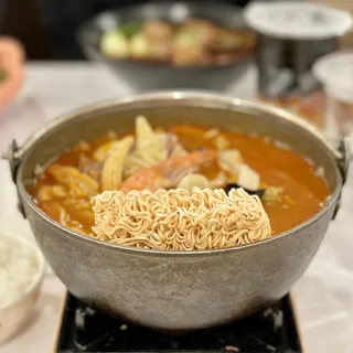 H6. Korean Kimchi Pot