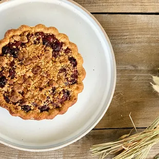 Cherry crumb pie