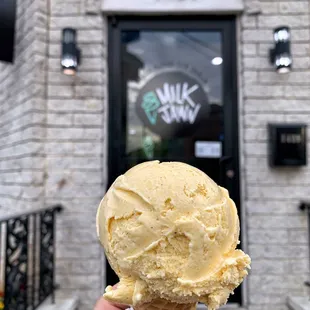 a hand holding an ice cream cone