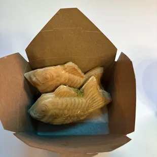 Here I had the Taiyaki with the Nutella flavor and green tea flavor. The exterior is crunchy and inside is squishy and soft.