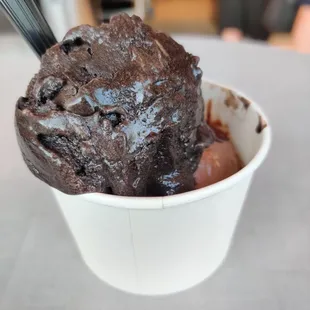 Black &amp; chocolate with whopper, split 1 cup