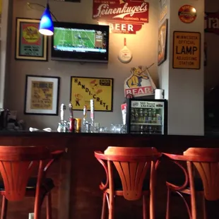 Part of the bar that runs the  length of the bar