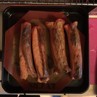 a tray of cooked sausages
